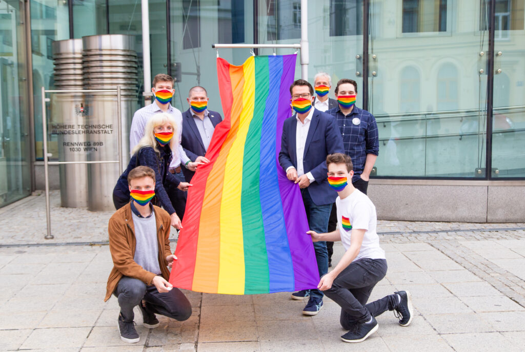 thumbnail of Gruppenfoto Regenbogenfahne